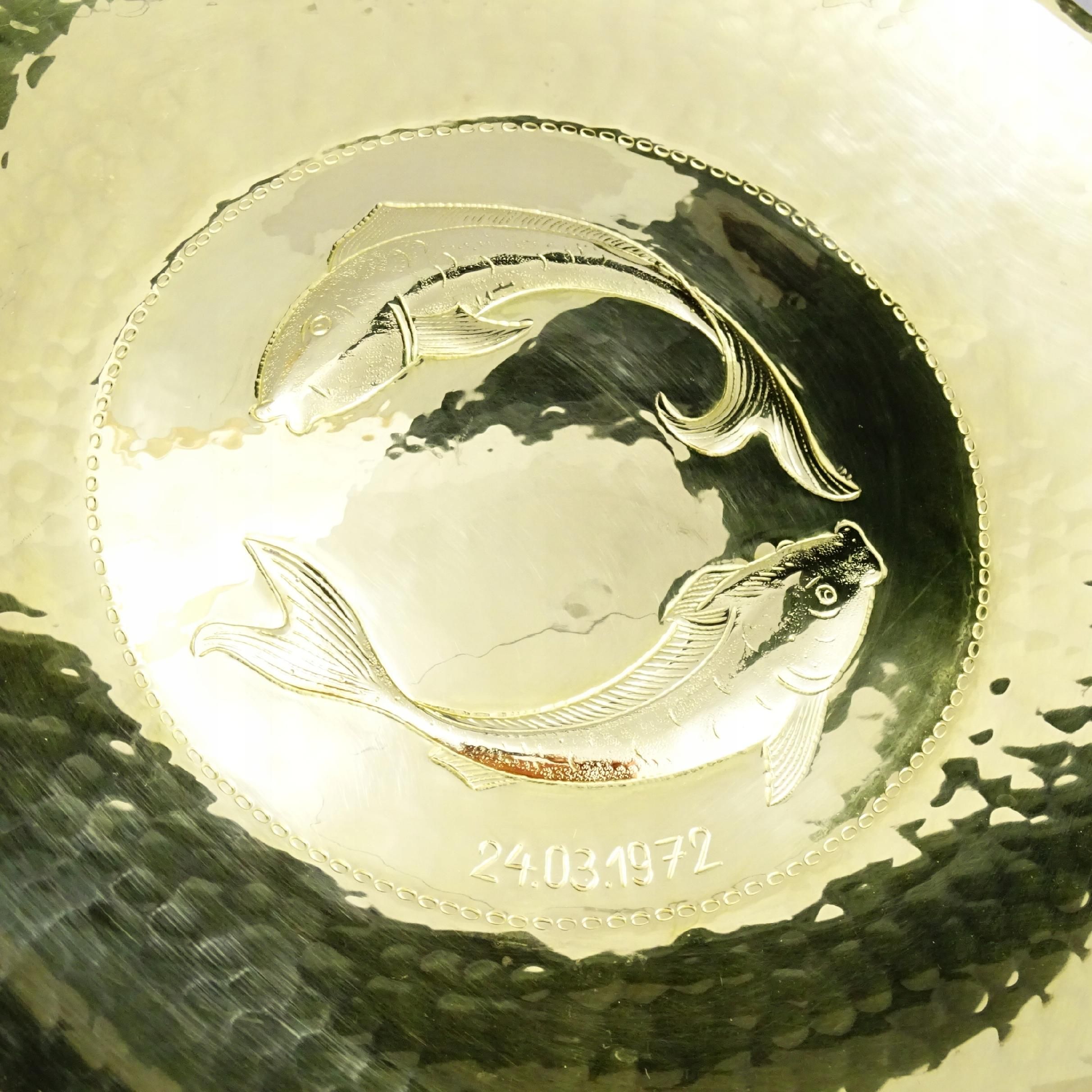 24.03.1972 piękny ręcznie młotkowany talerz naścienny ryby
