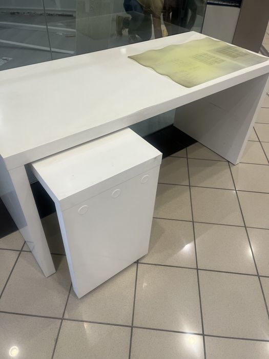 Secretaria com mesa de apoio