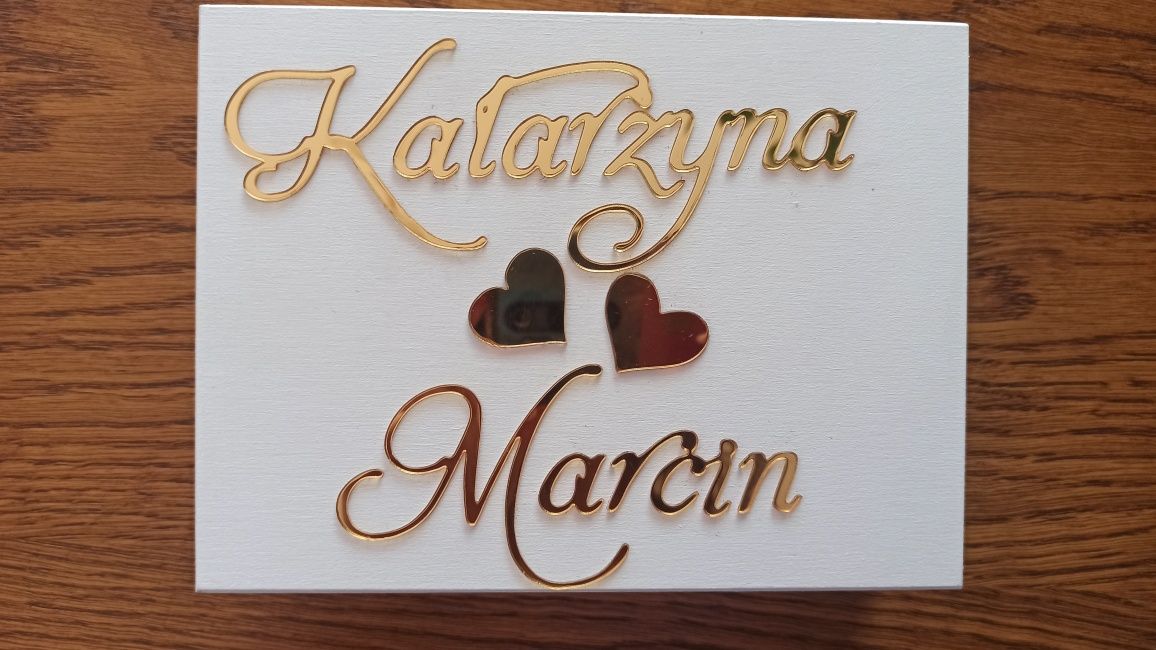Pudełko białe na obrączki napisy złote plexi. Katarzyna &  Marcin