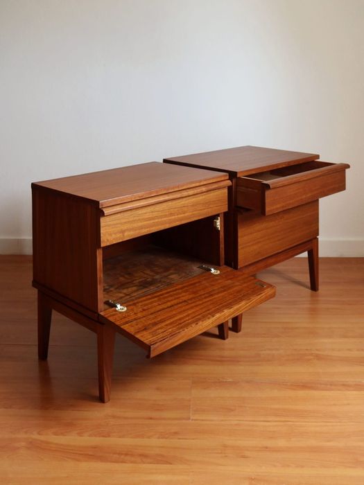 Par de mesas de cabeceira / Pair of sidetables