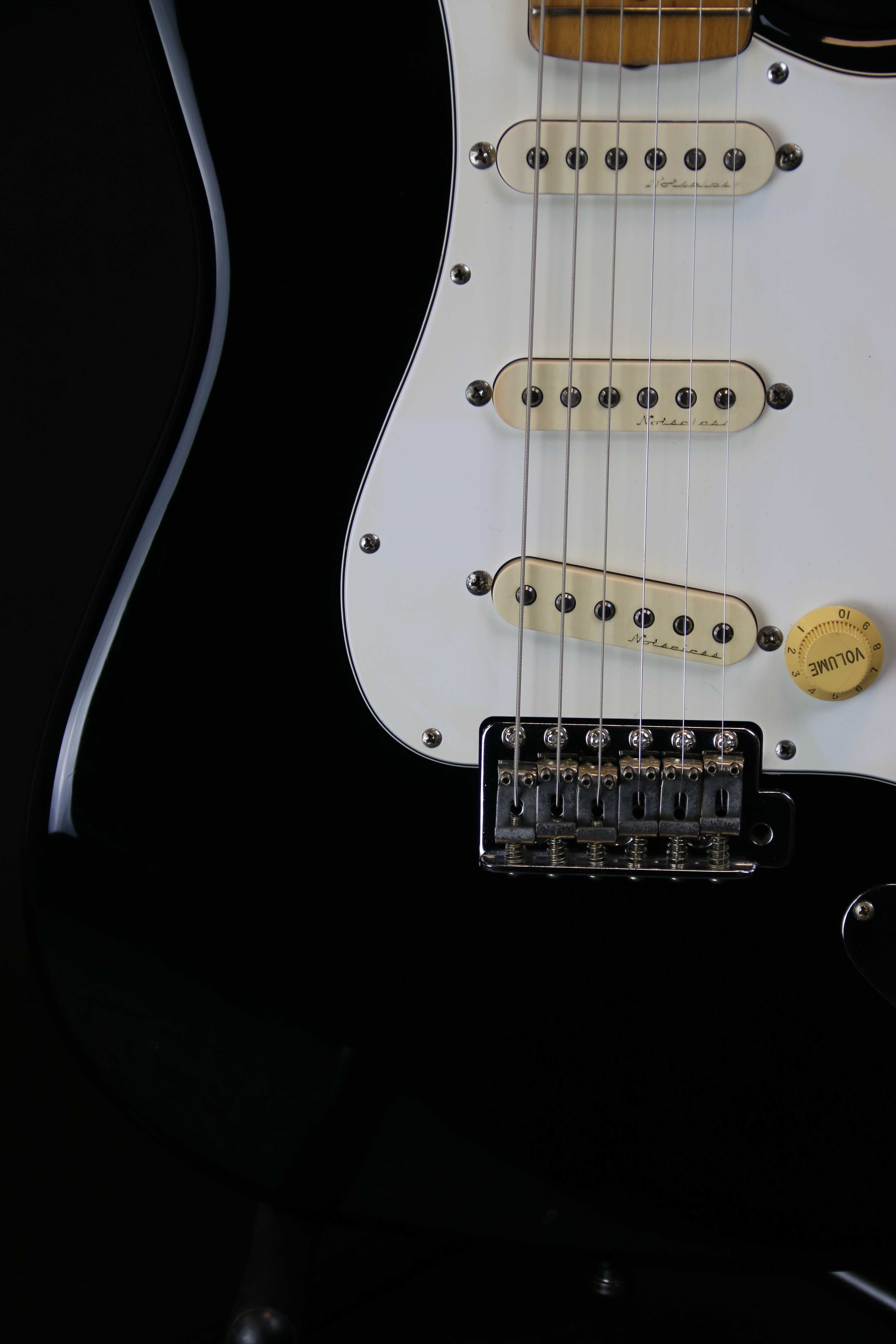 Fender  Stratocaster STD Black Japan -  Pickupy Fender Noiseless Strat