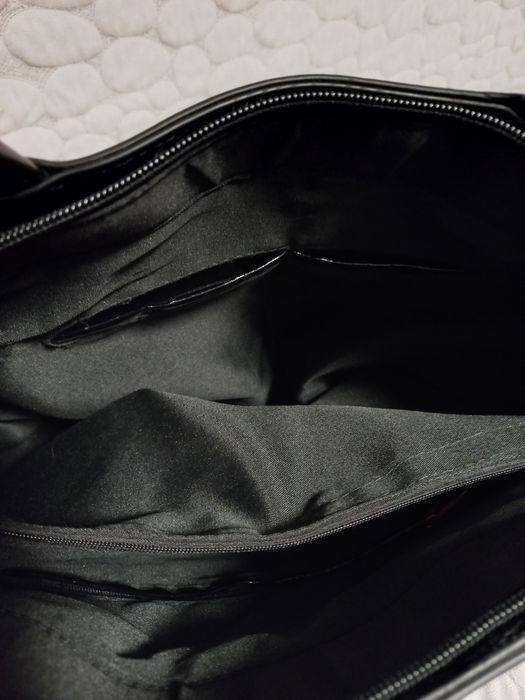 Чорна жіноча сумка .З натурального  лака.