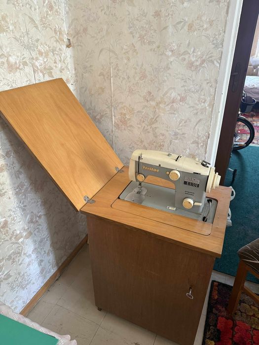 Maszyna do szycia Veritas 8014/40 w stoliku – sprawna, retro, NRD