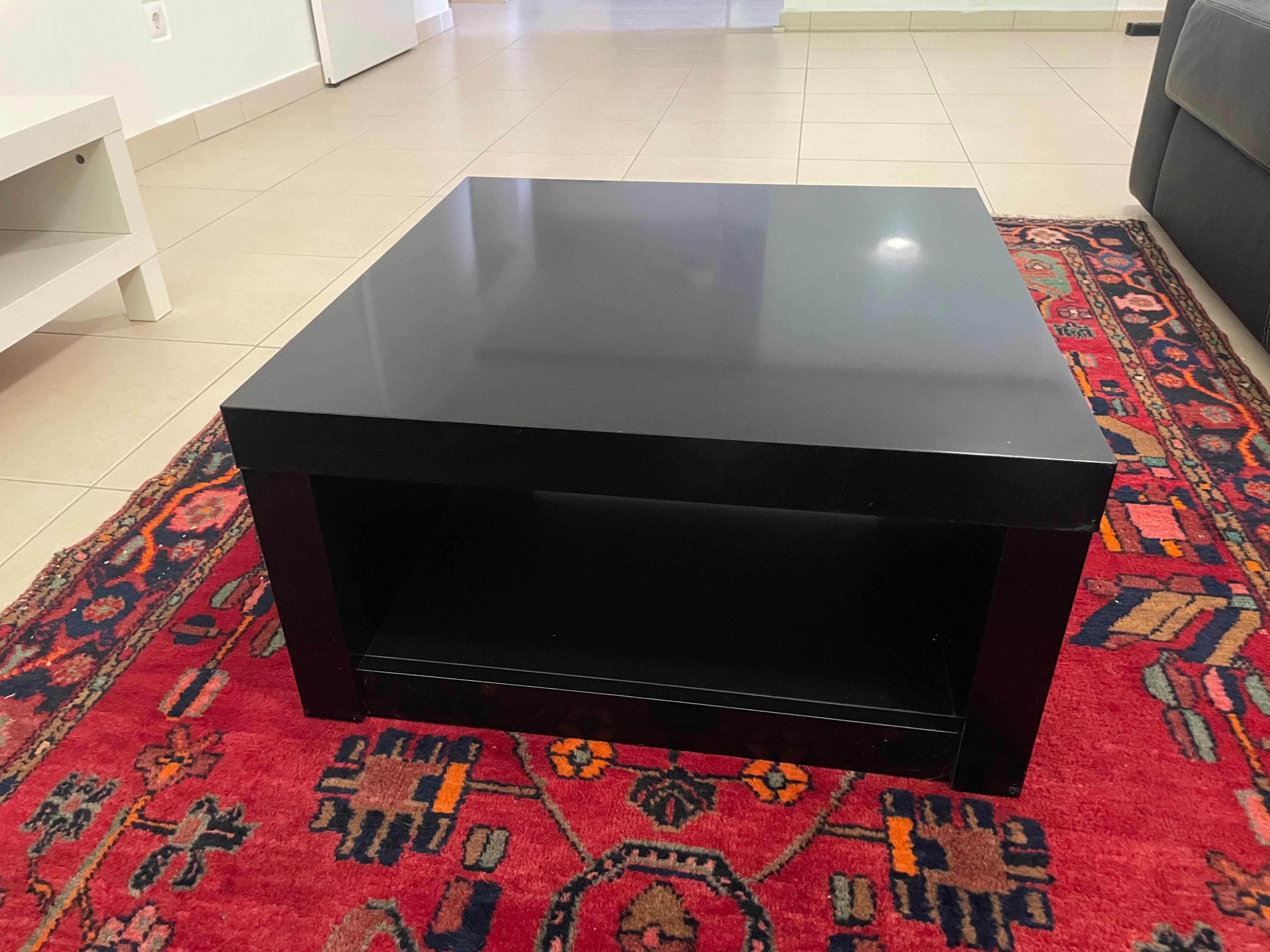 Mesa preta de apoio sala