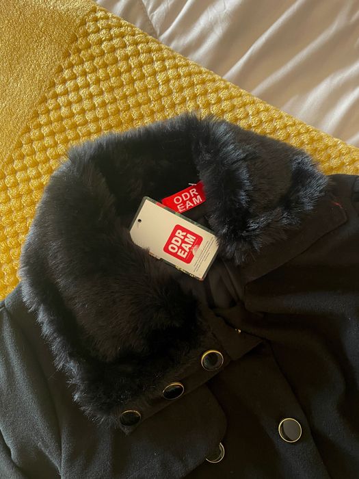 Sobretudo feminino plissado em preto