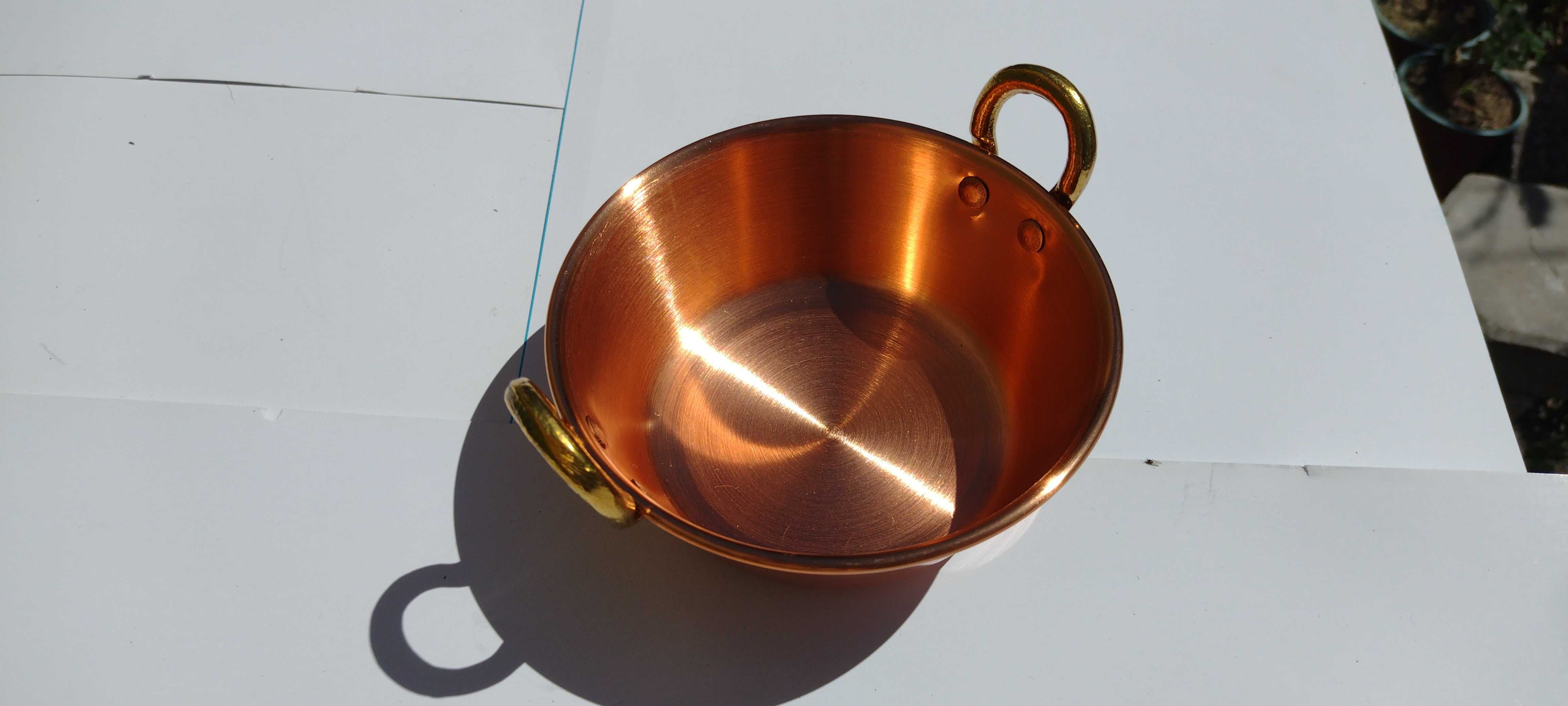 Panela de cobre com 19 cm de diâmetro. Nova