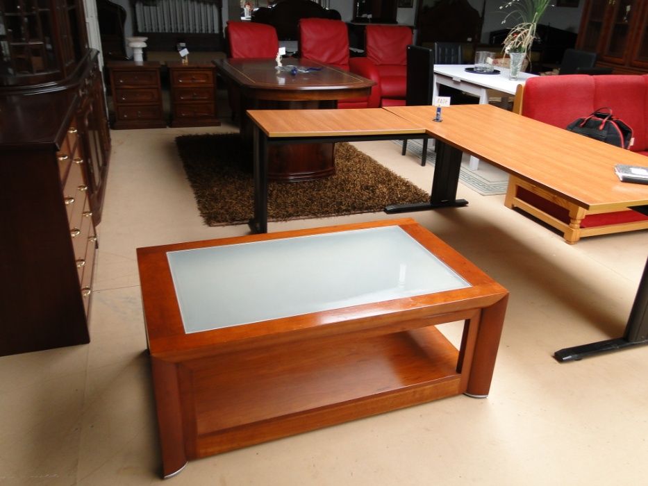 Enorme mesa de centro em madeira de cerejeira - Tampo em vidro fosco -