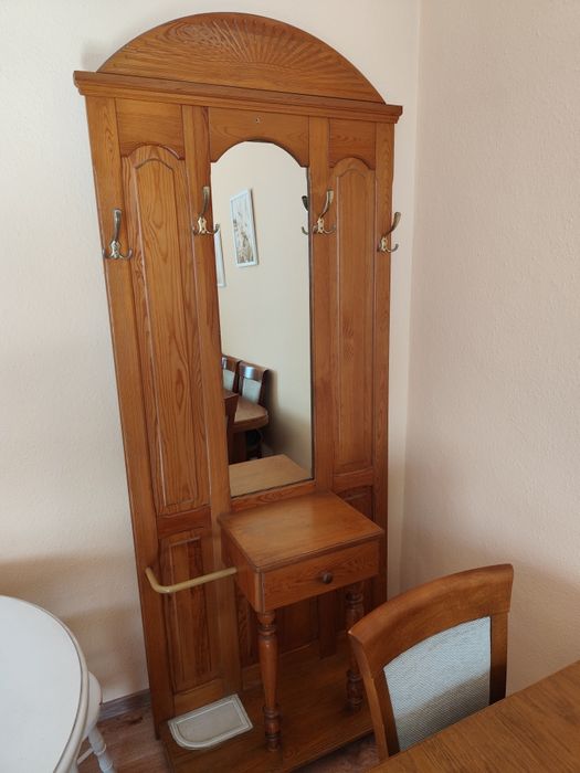 Garderoba drewniana stojąca z lustrem