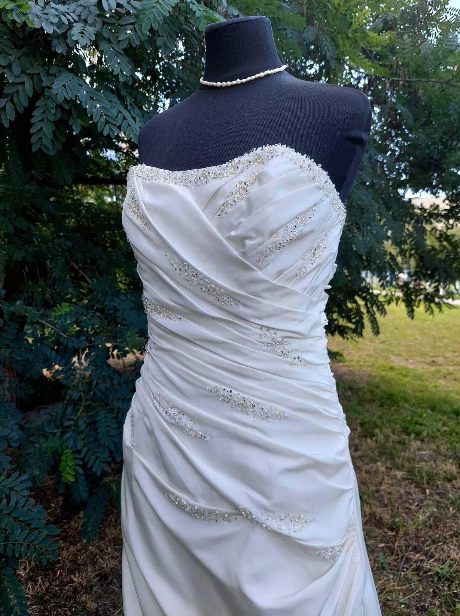Элегантное свадебное платье айвори со шлейфом, шнуровкой на спинке