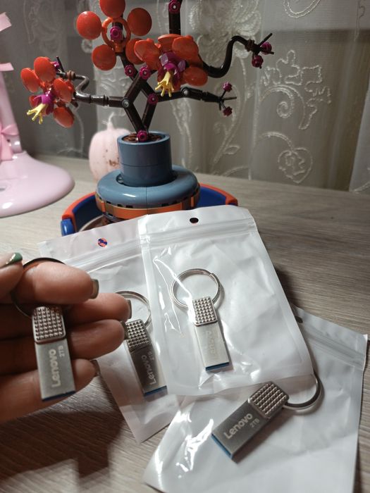 USB накопичувач Lenovo на 2 ТБ флешка