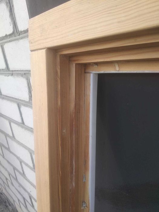 Деревяна вiконна рама стан на фото