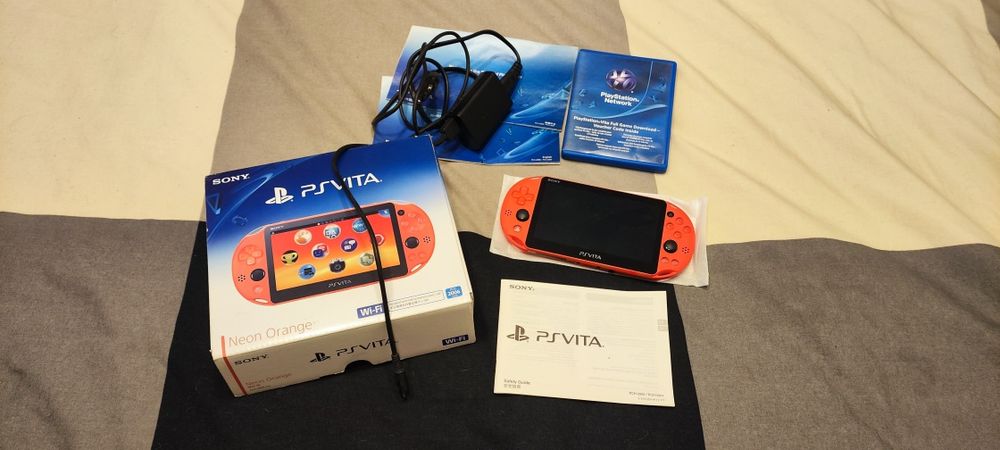 Ps Vita laranja em caixa + jogos