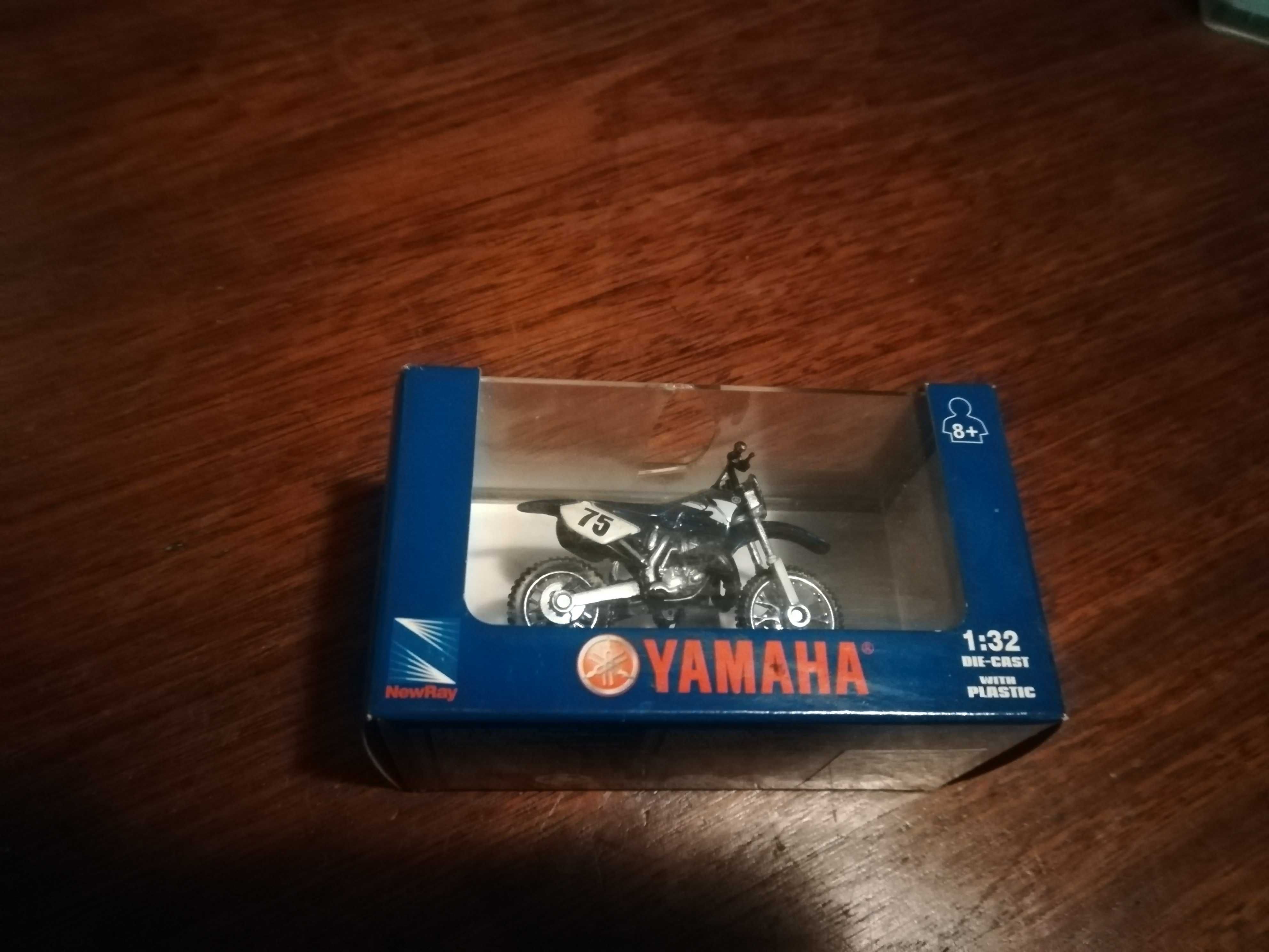 Miniaturas de carros de uma Yamaha