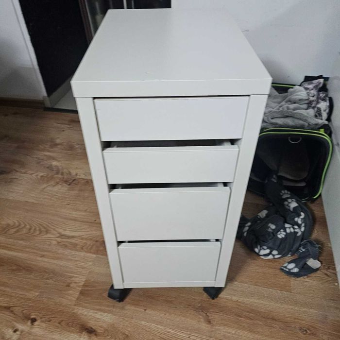 IKEA MICKE – biała komoda na kółkach, 4 szuflady