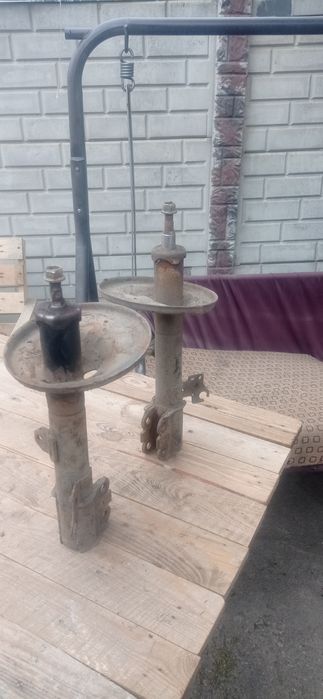 Продам передние амортизаторы черри тиго