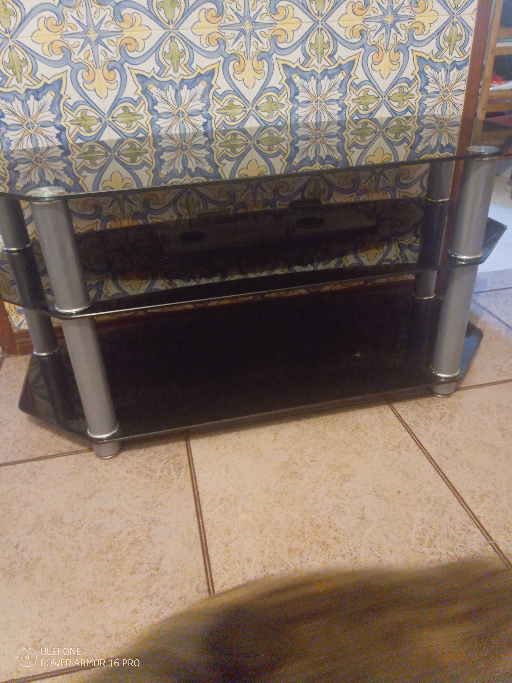 Móvel em vidro preto