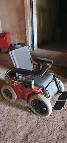 Wózek inwalidzki elektryczny wraz z ładowarką.