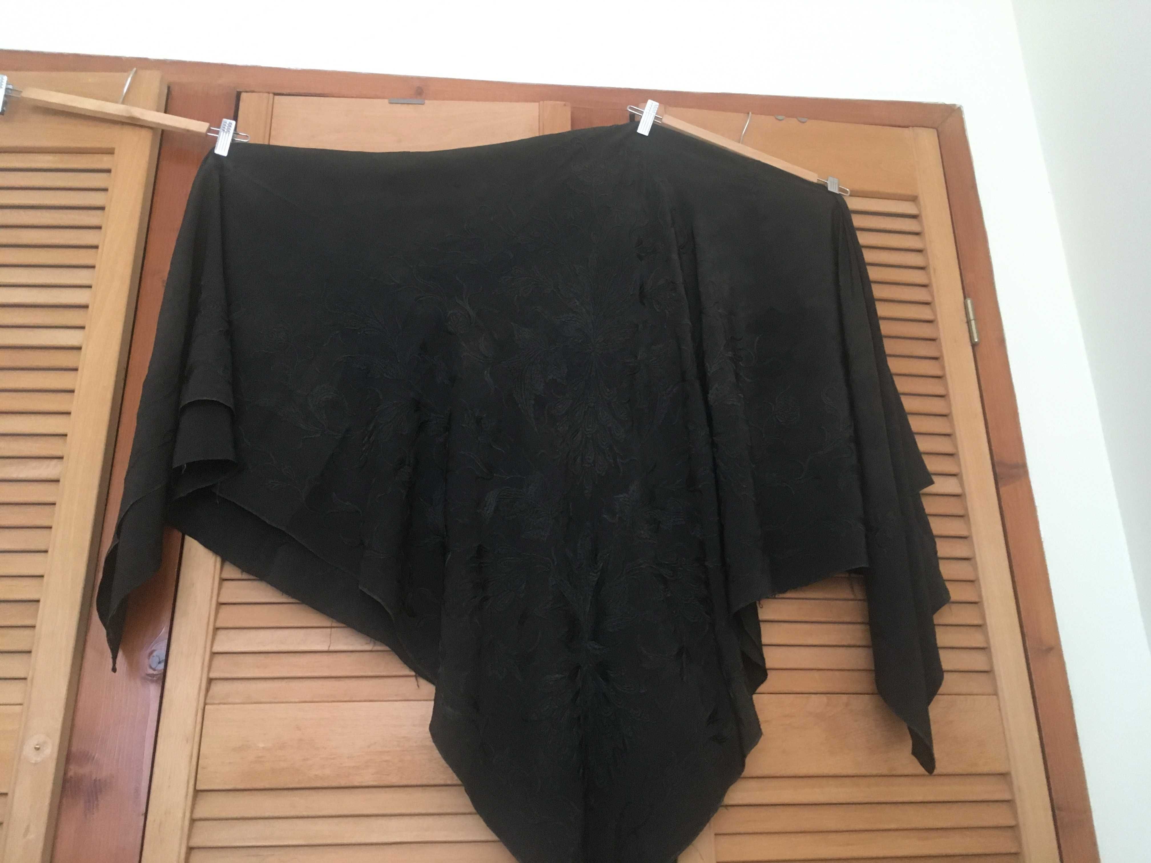 Xaile / lenço seda natural bordado à mão muito antigo