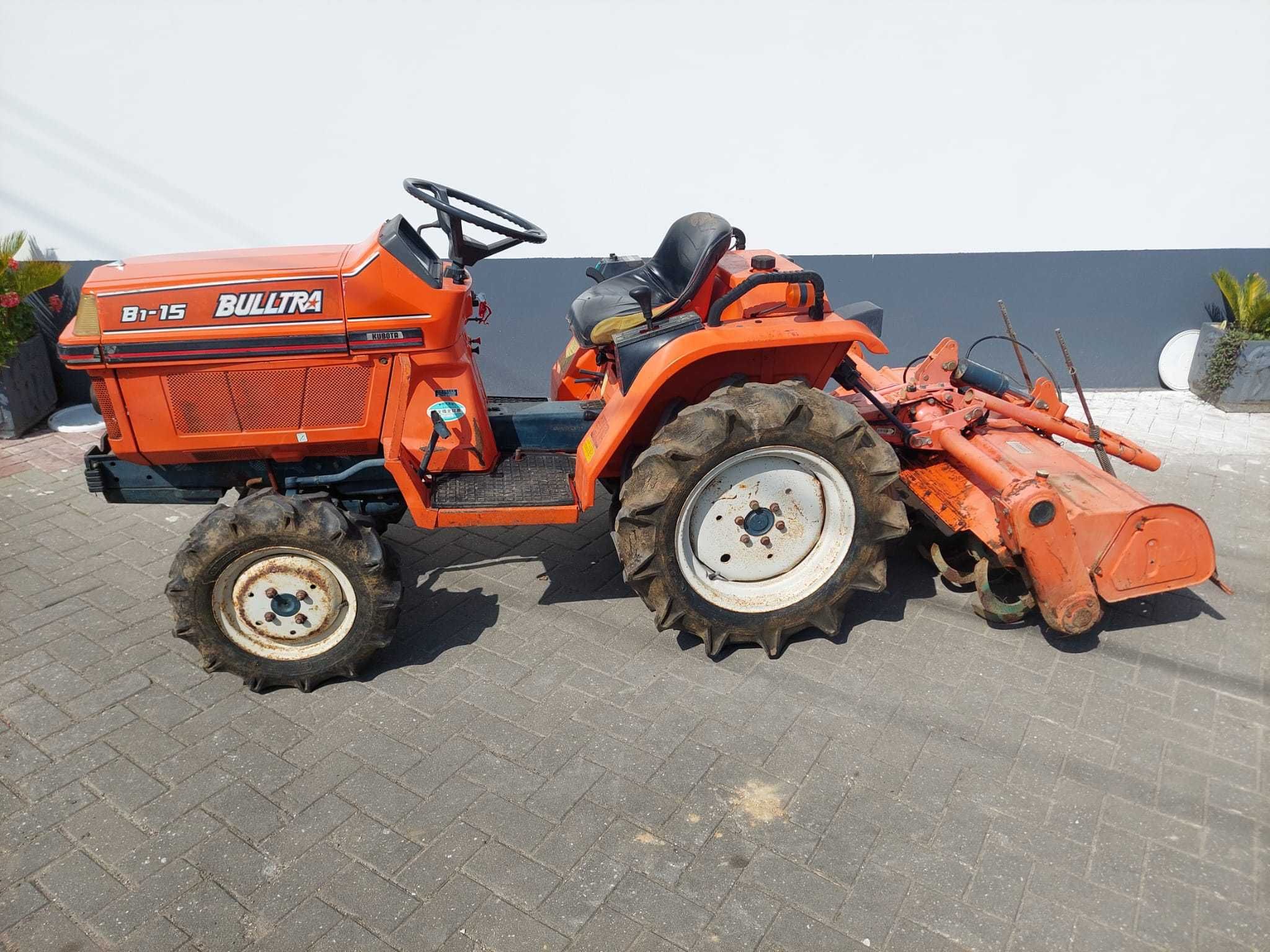 Trator 16CV 4x4 Kubota Bulltra B1-15 c/ charrua e freze