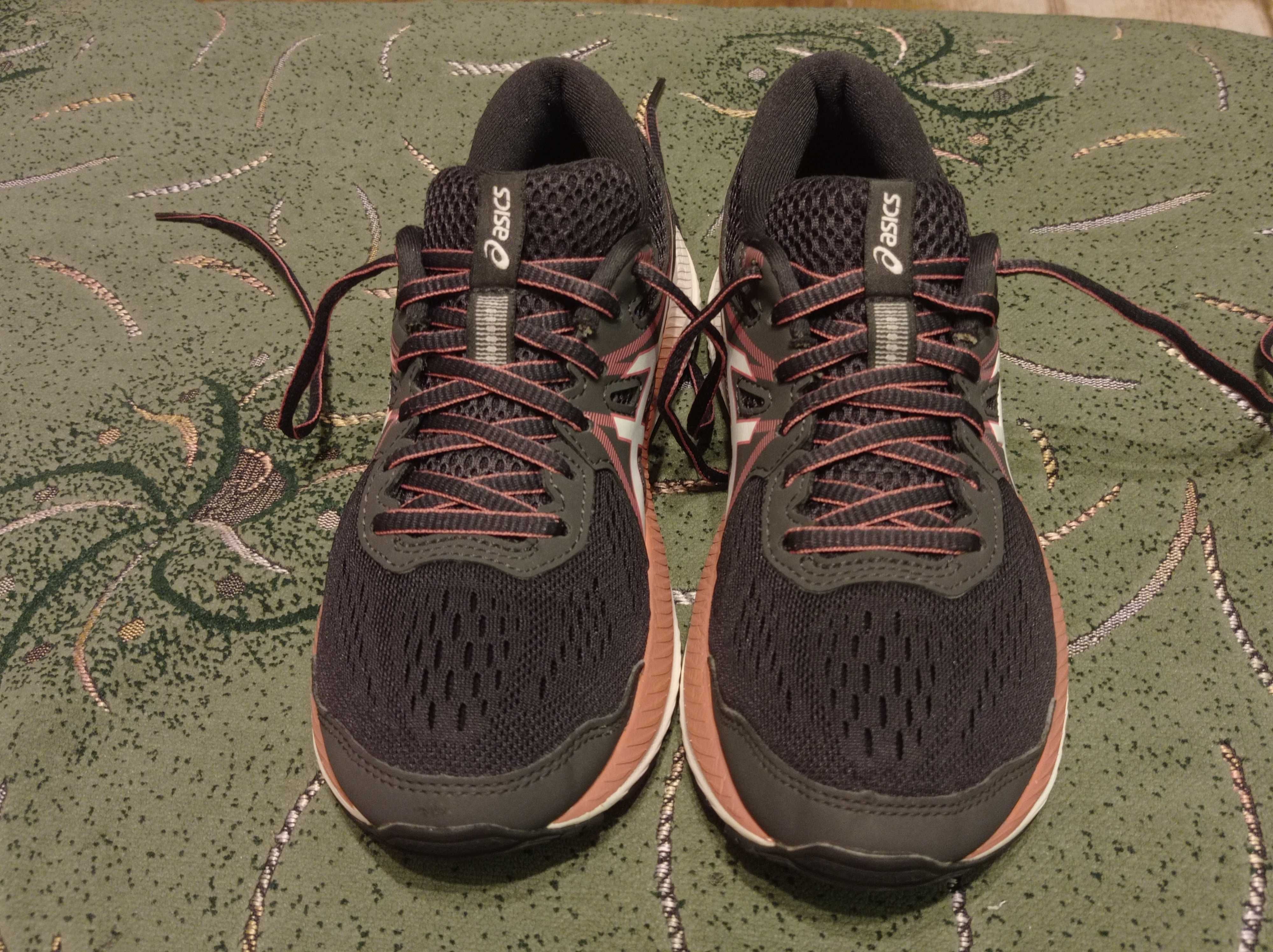 Кроссовки Asics (оригинал) фирменные размер 37 стелька- 23,5см.