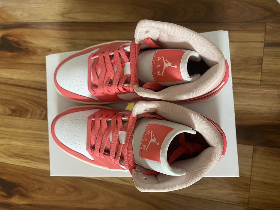 Jordan 1 Mid Strawberries and Cream 38
