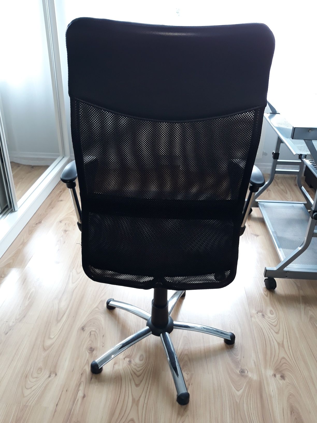 Zestaw krzesło obrotowe + biurko metalowe wysuwane na kółkach