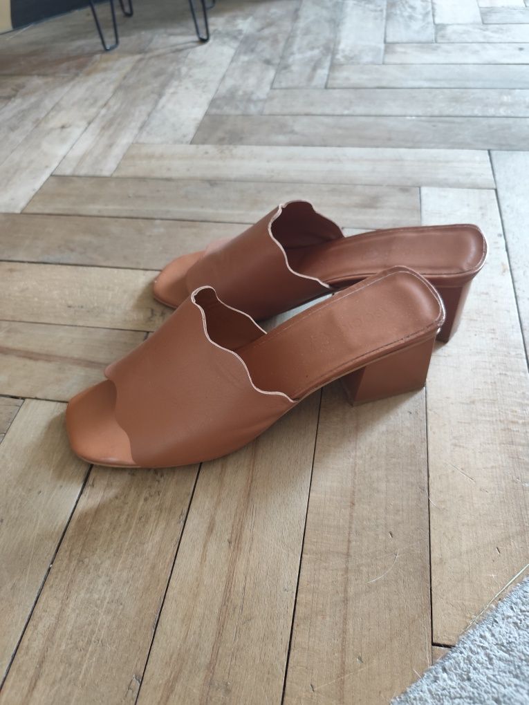Klapki brązowe Lasocki r40