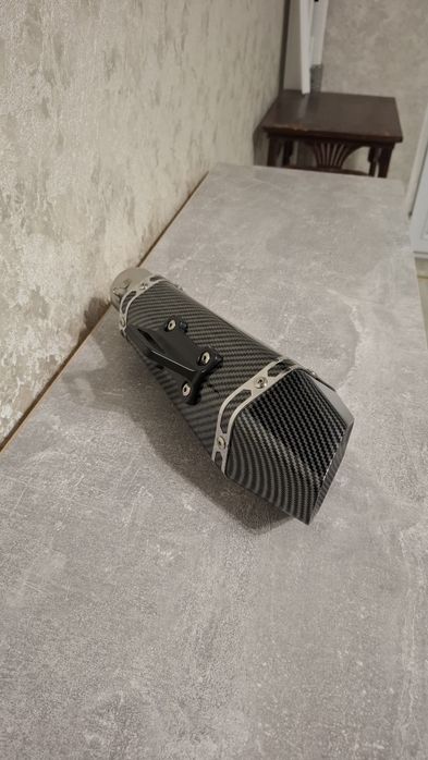 Выхлоп прямоток akrapovic на мотоцикл