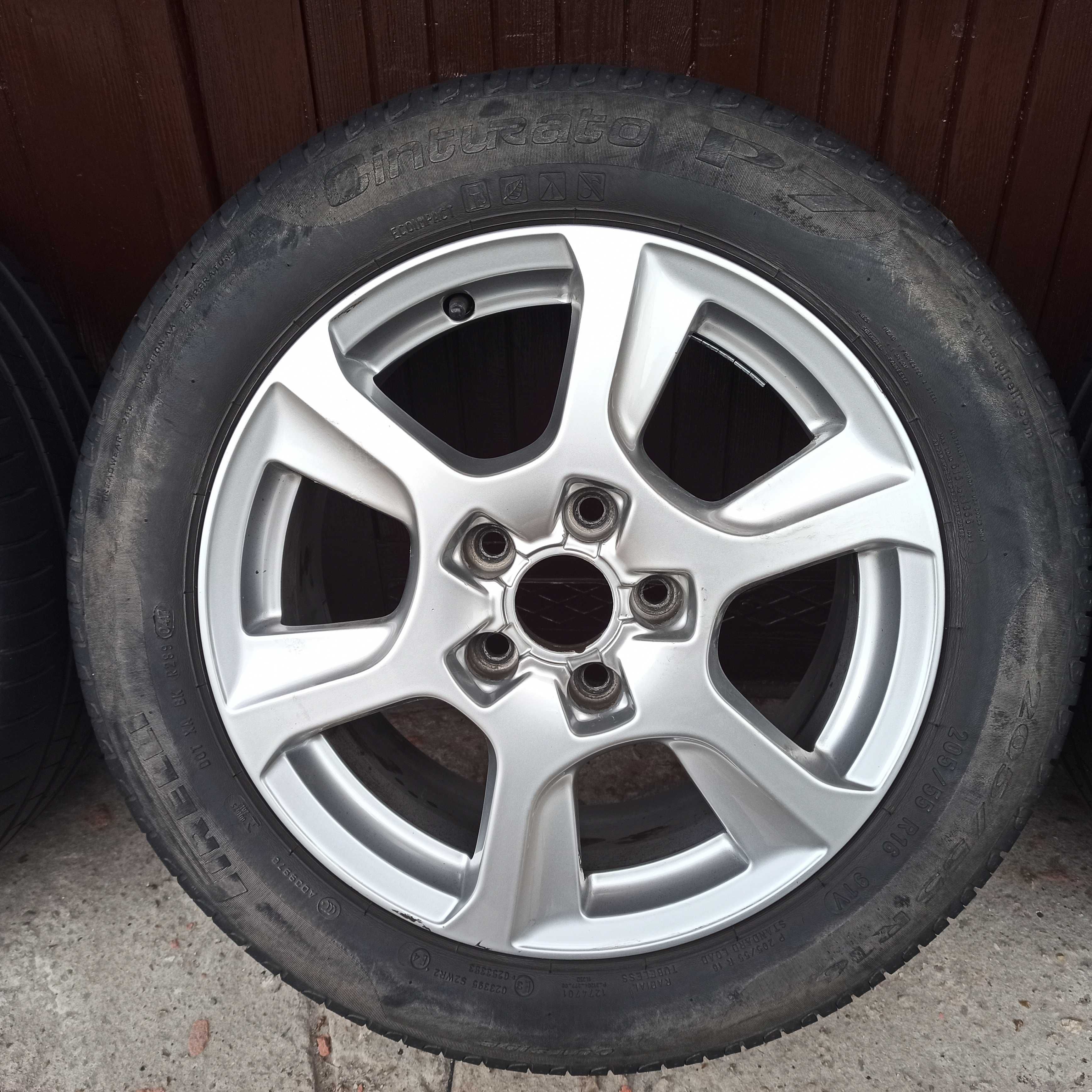 Bardzo ładne alufelgi AUDI opony lato 205/55/16 rozstaw 5x112 ET46