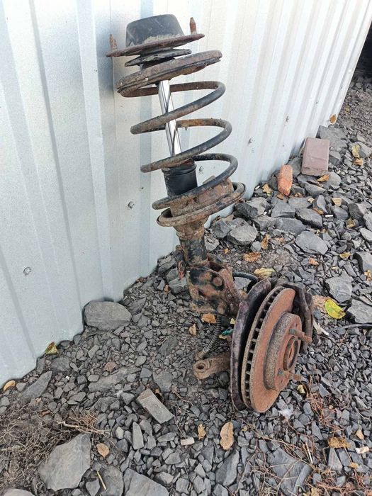 Стійка передня права Volvo v40