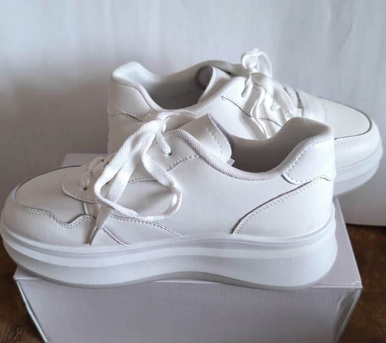 Кросівки білі жіночі шкіряні