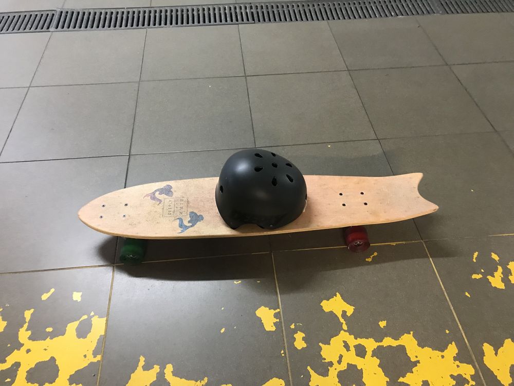 Skate e capacete como novos