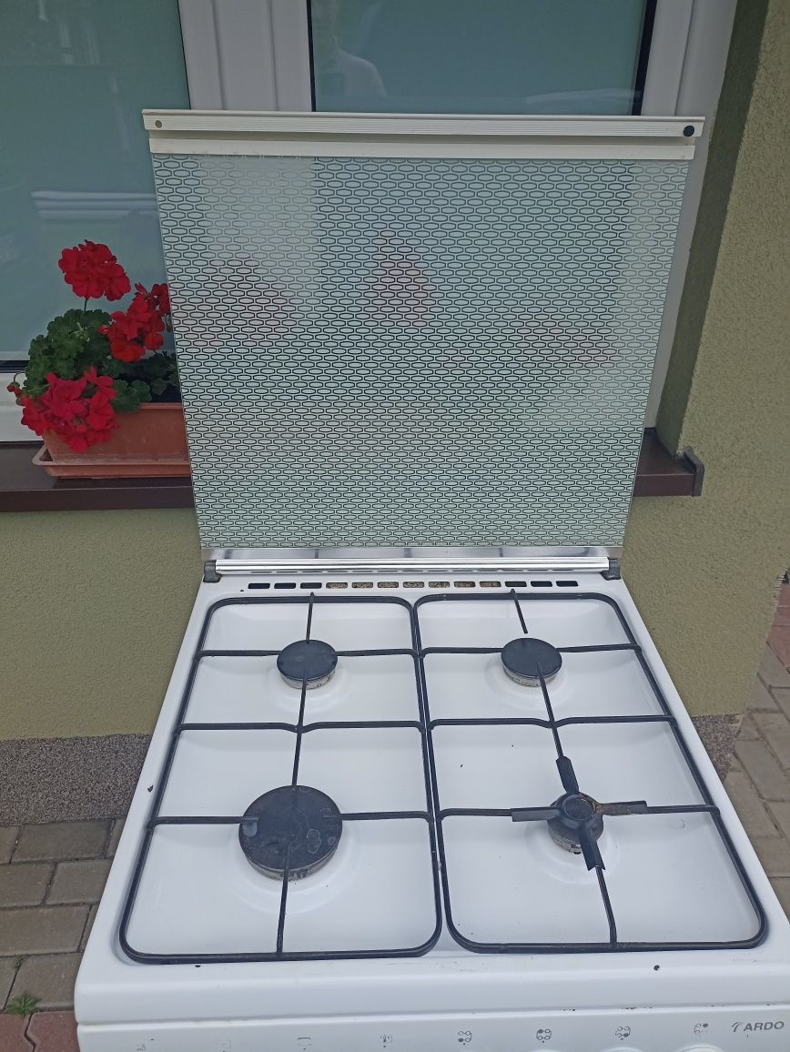 Kuchnia gazowo elektryczna .
