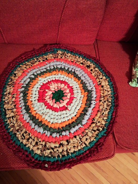 Коврик в'язаний ручної роботи є різних кольорів.