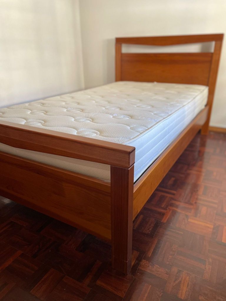 Cama com estrado + colchão