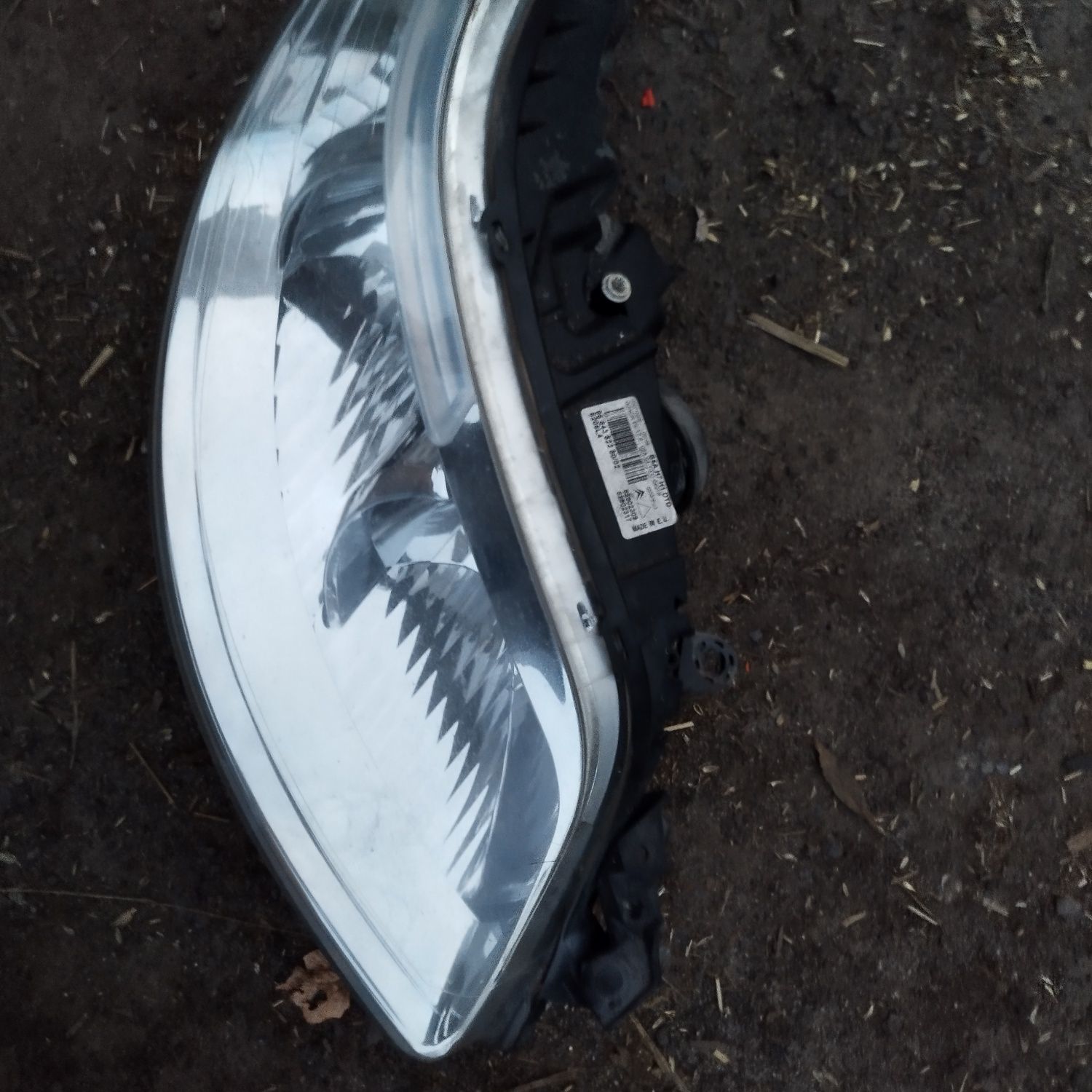 Lampa prawa citroen C4 uszkodzona