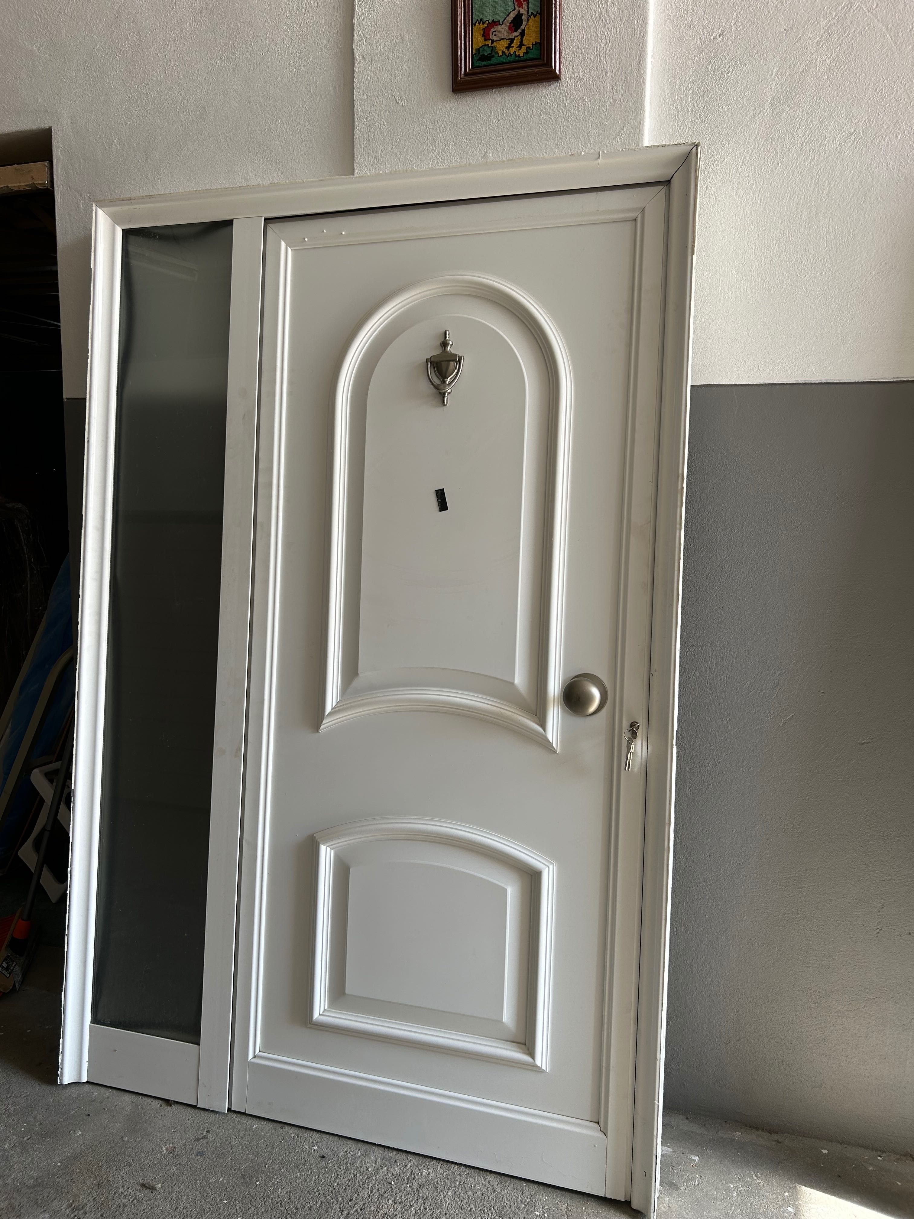 Porta de entrada com vitral como nova