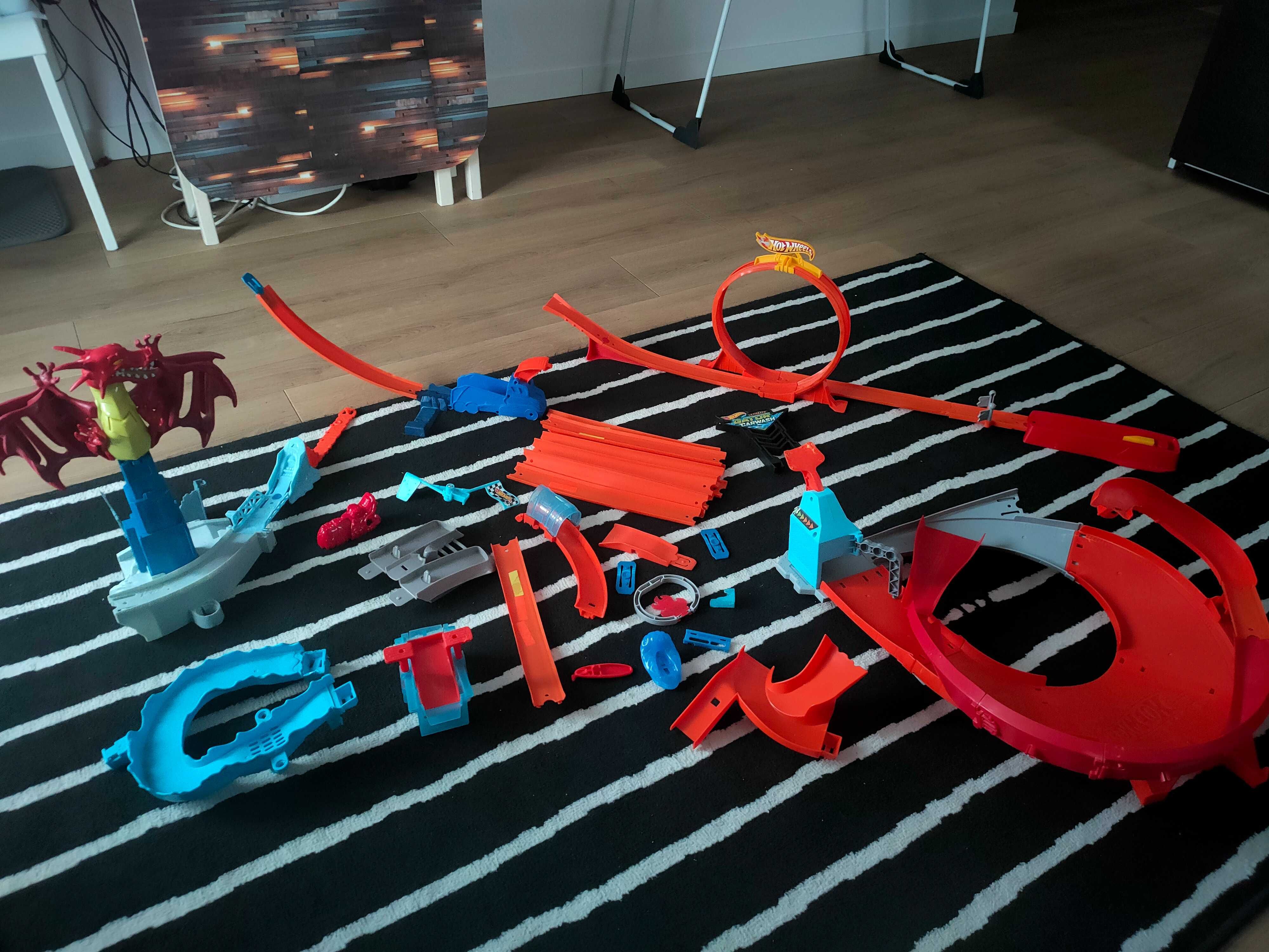 Hot wheels ultimate garage + megazestaw torów jakie można łączyć razem
