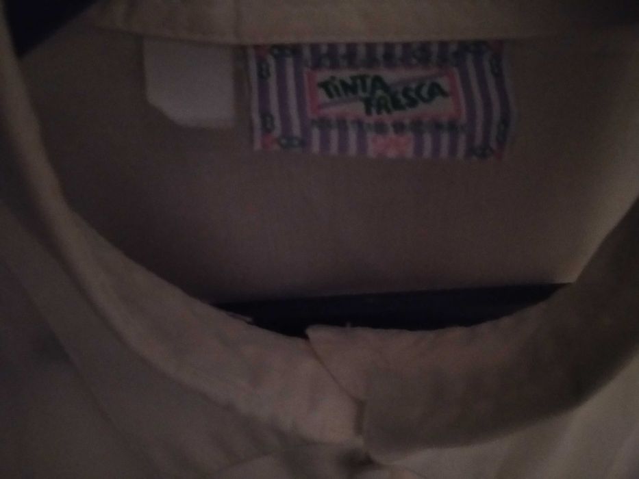 Blusa branca com botões forrados e manga comprida
