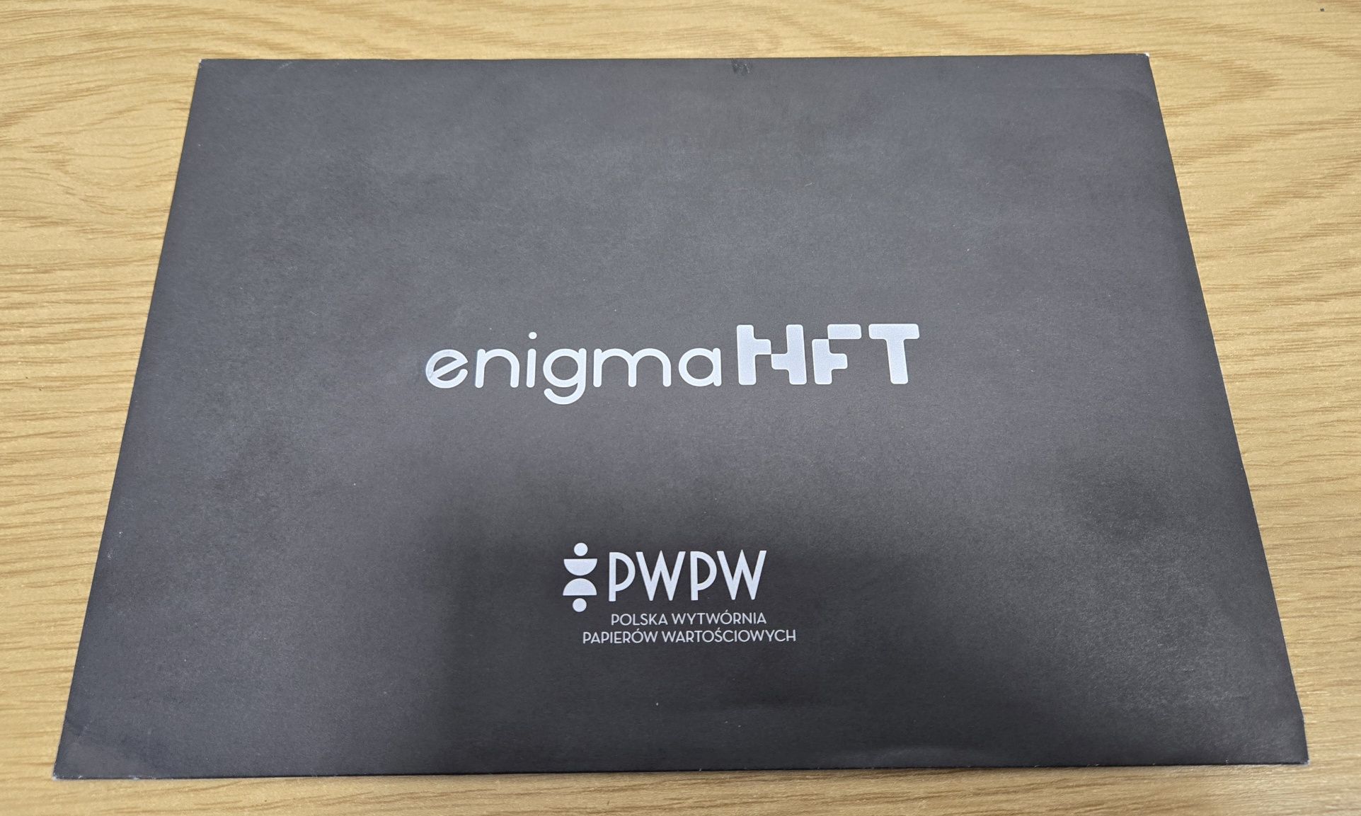 Karta PWPW Enigma NFT w folderze i kopercie emisyjnej