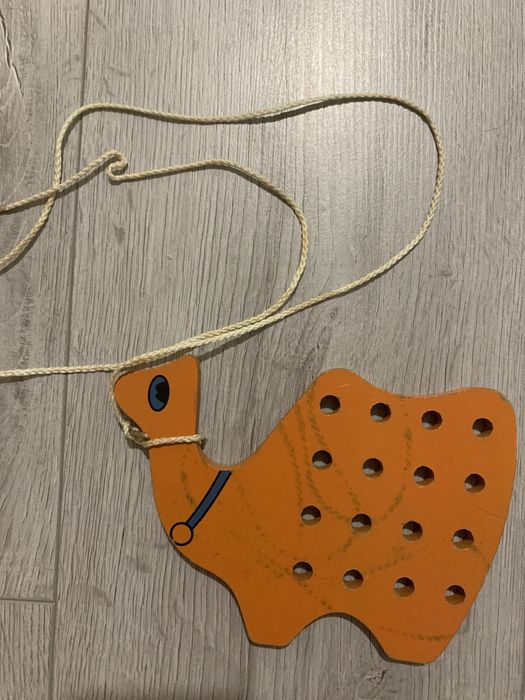 Развивающая игрушка шнуровка