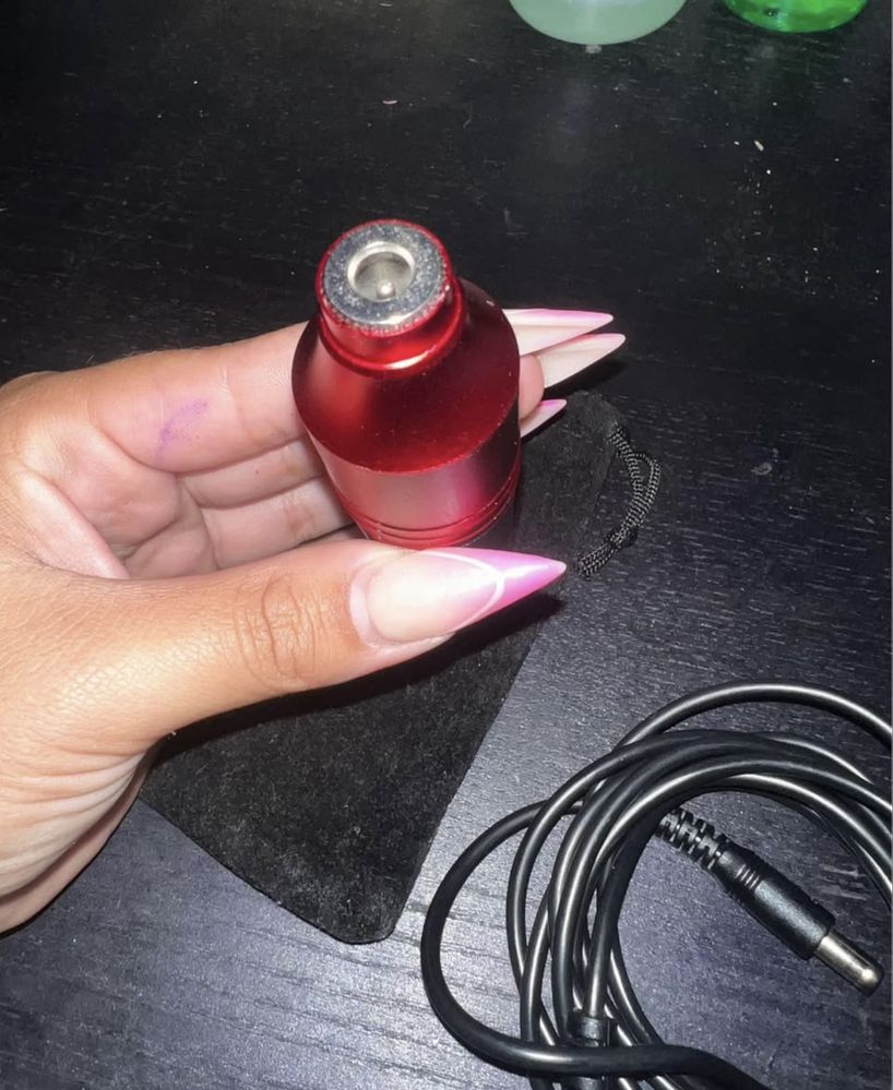 Vendo maquina de tatuar junto com a bateria para funcionar sem fios