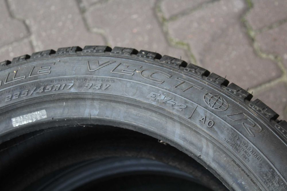 225 45 R17 Goodyear EAGLE VECTOR EV-2