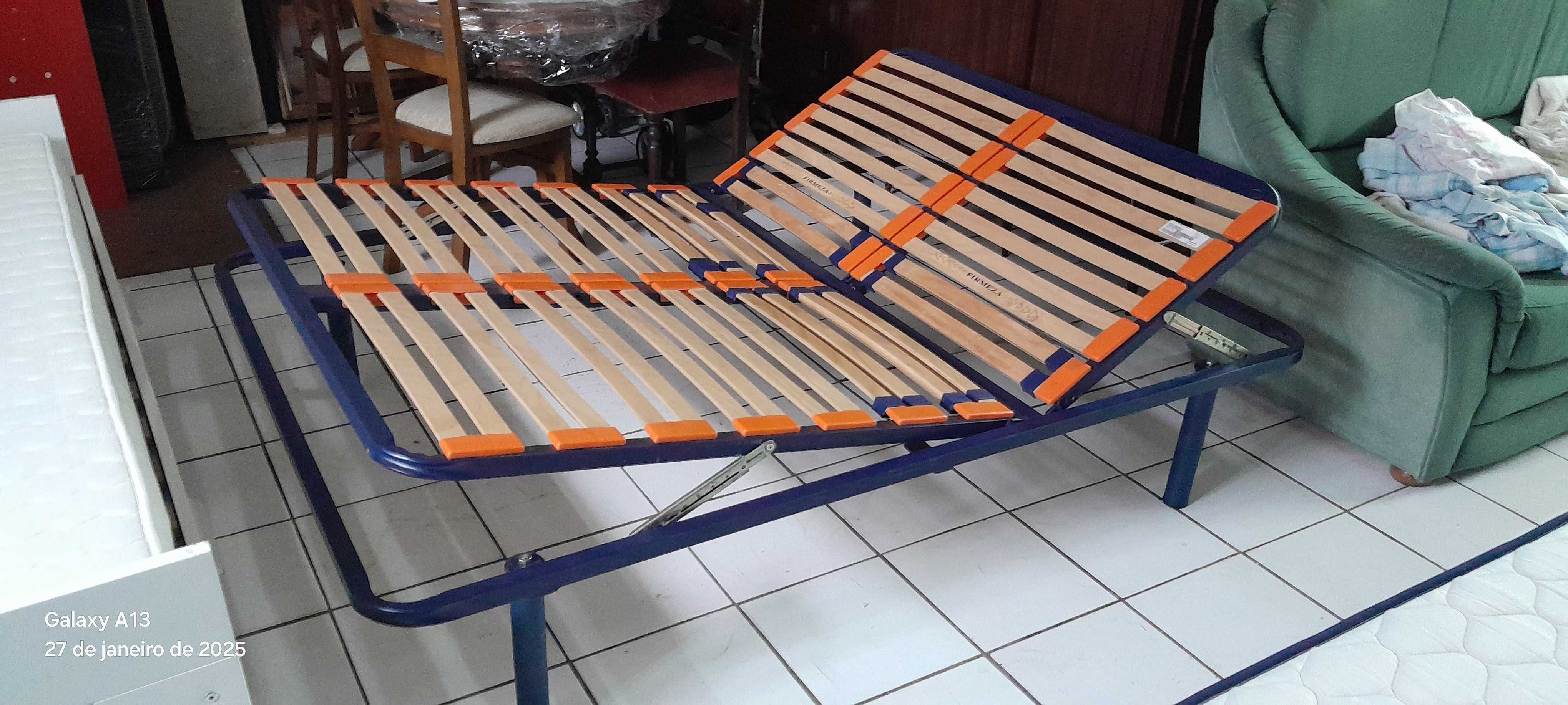 Camas de ripas com pernas e colchão