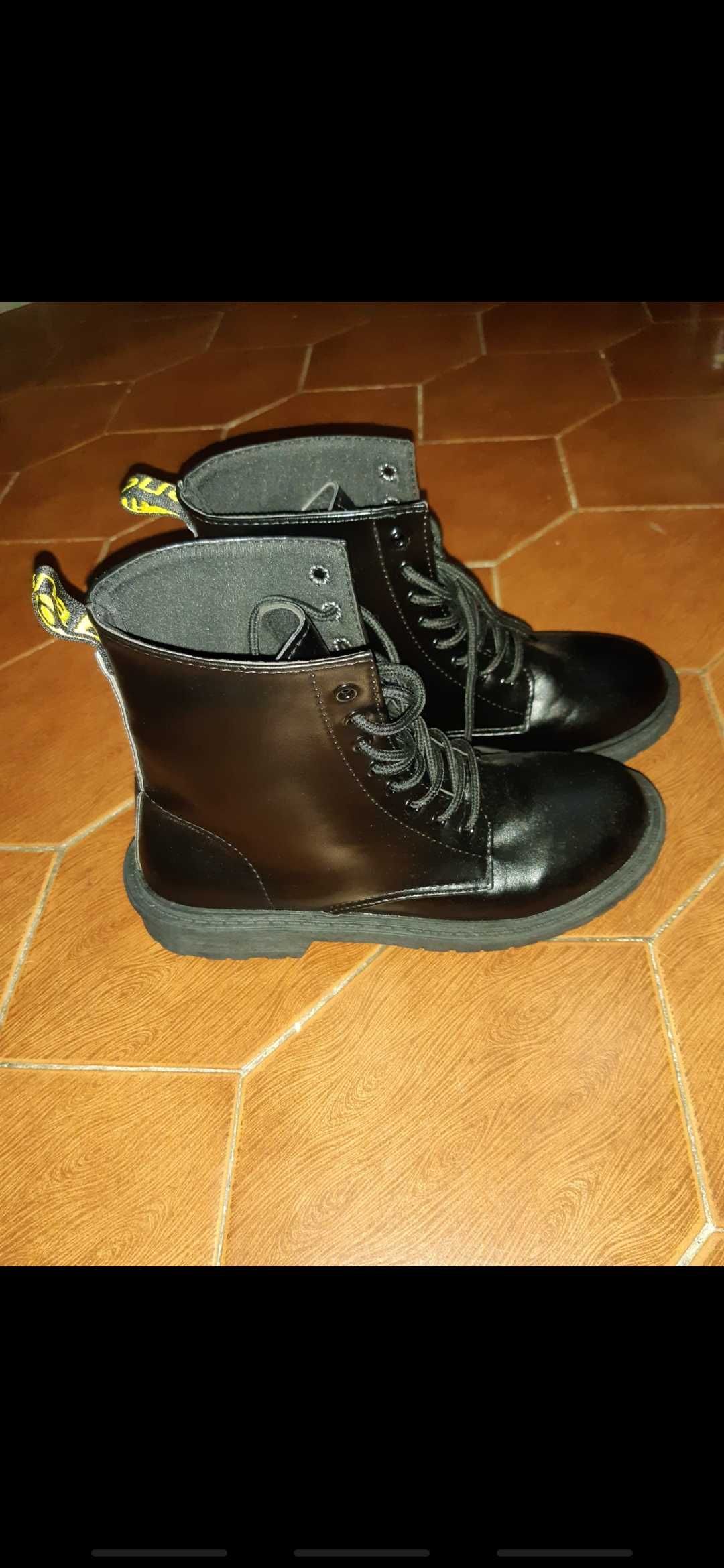 Botas estilo militar pretas