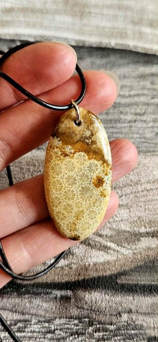 Naturalny amulet skamieniały koral kamień talizman wisiorek naszyjnik