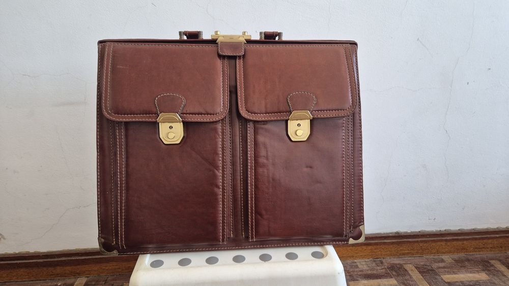 Pastas antigas/vintage em pele