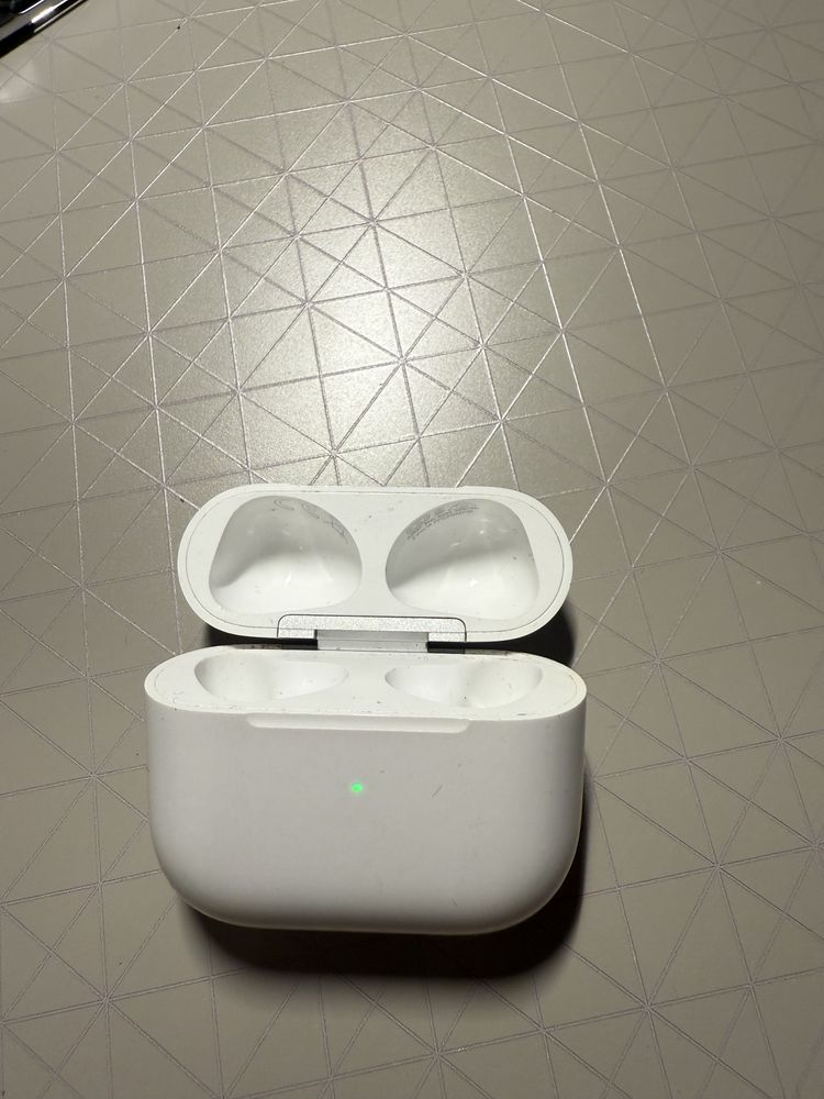 Etui ładujące MagSafe do AirPods Pro 3