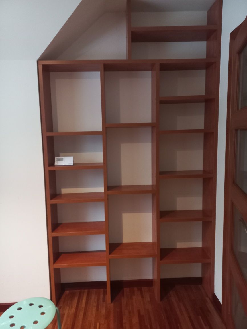 Biblioteczka, zabudowa na 2 ściany, półki do biblioteki