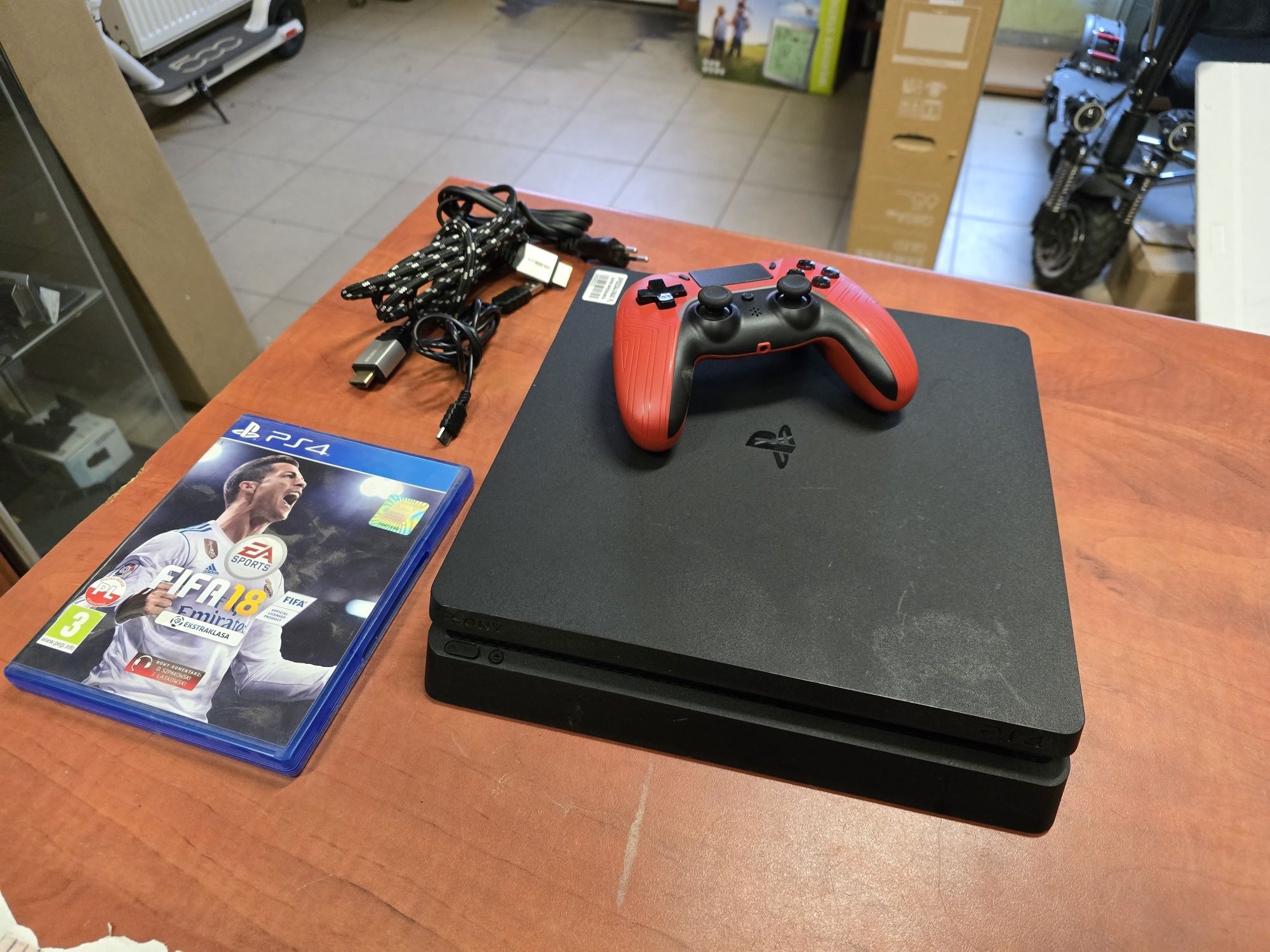 Konsola PlayStation 4 PS4 Slim 1TB - bezprzewodowy pad + gra + kable